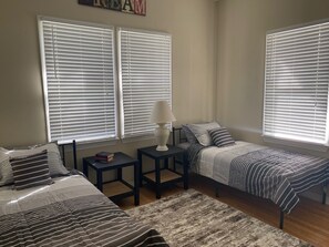 2 bedrooms, desk, free WiFi, bed sheets - Quaint cottage near the heart of Ocean Springs (Ocean Springs)