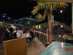 تناول الطعام بالخارج