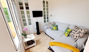 Smart TV, DVD player, stereo, computer monitors