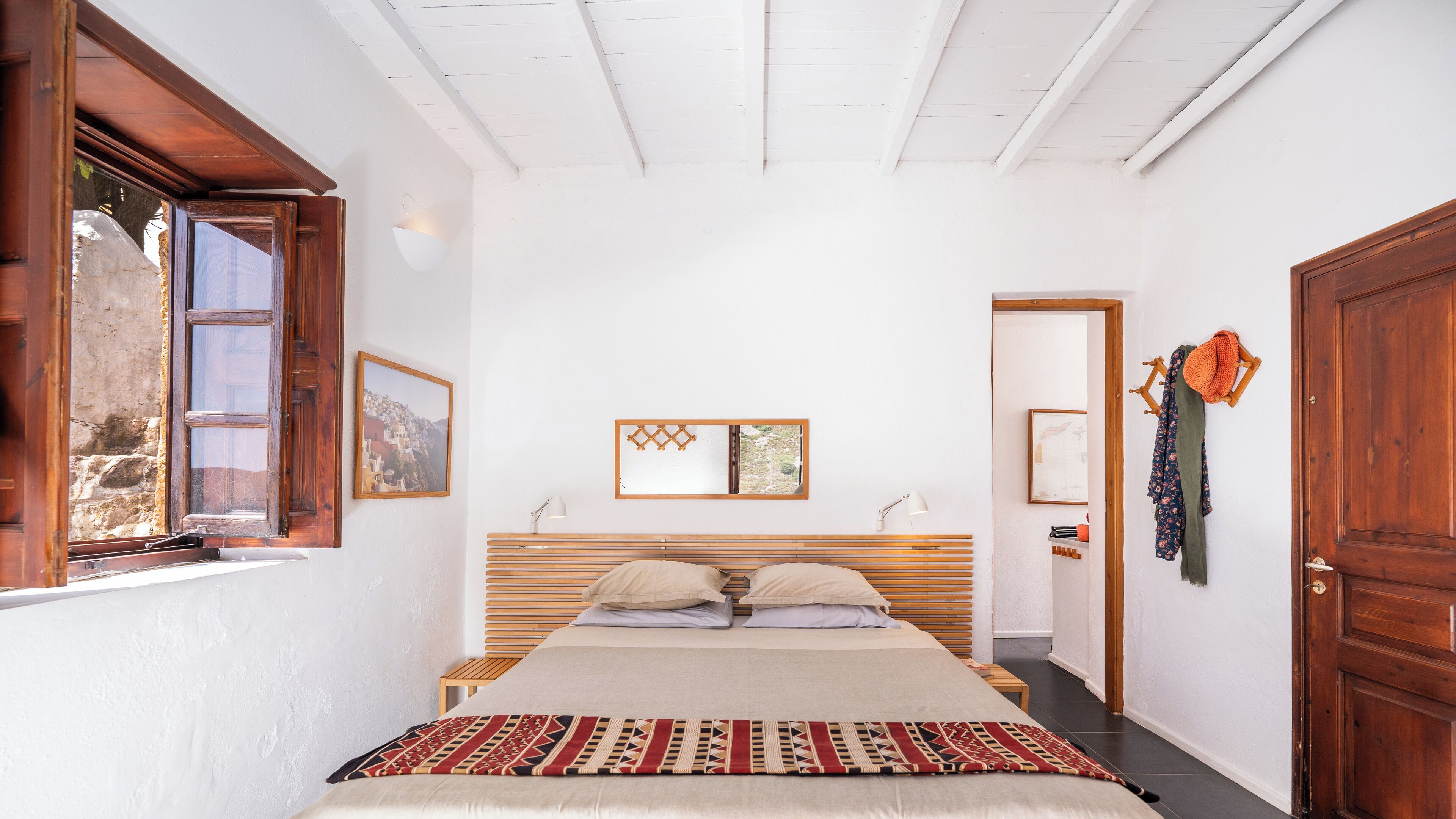 2 habitaciones, escritorio y tabla de planchar con plancha 