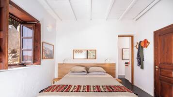 2 habitaciones, escritorio y tabla de planchar con plancha