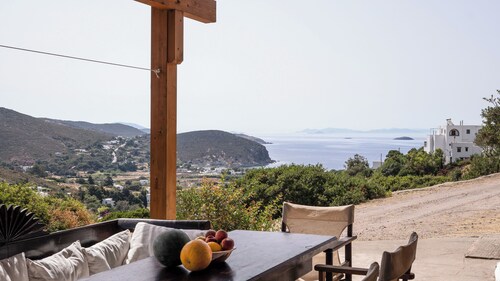 Cozy Apartment overlooking Kampos Beach