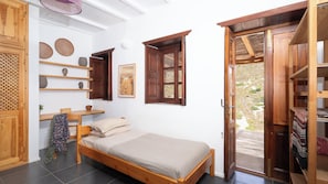 2 chambres, bureau, fer et planche à repasser, lit de bébé portatif