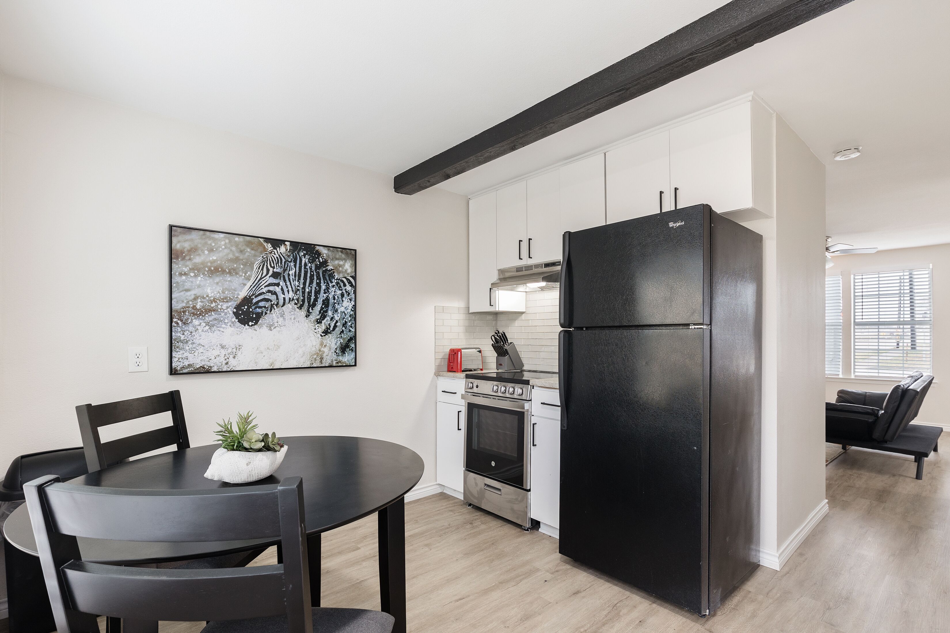 Adorable Guest Cottage - 5 Min. to Downtown!