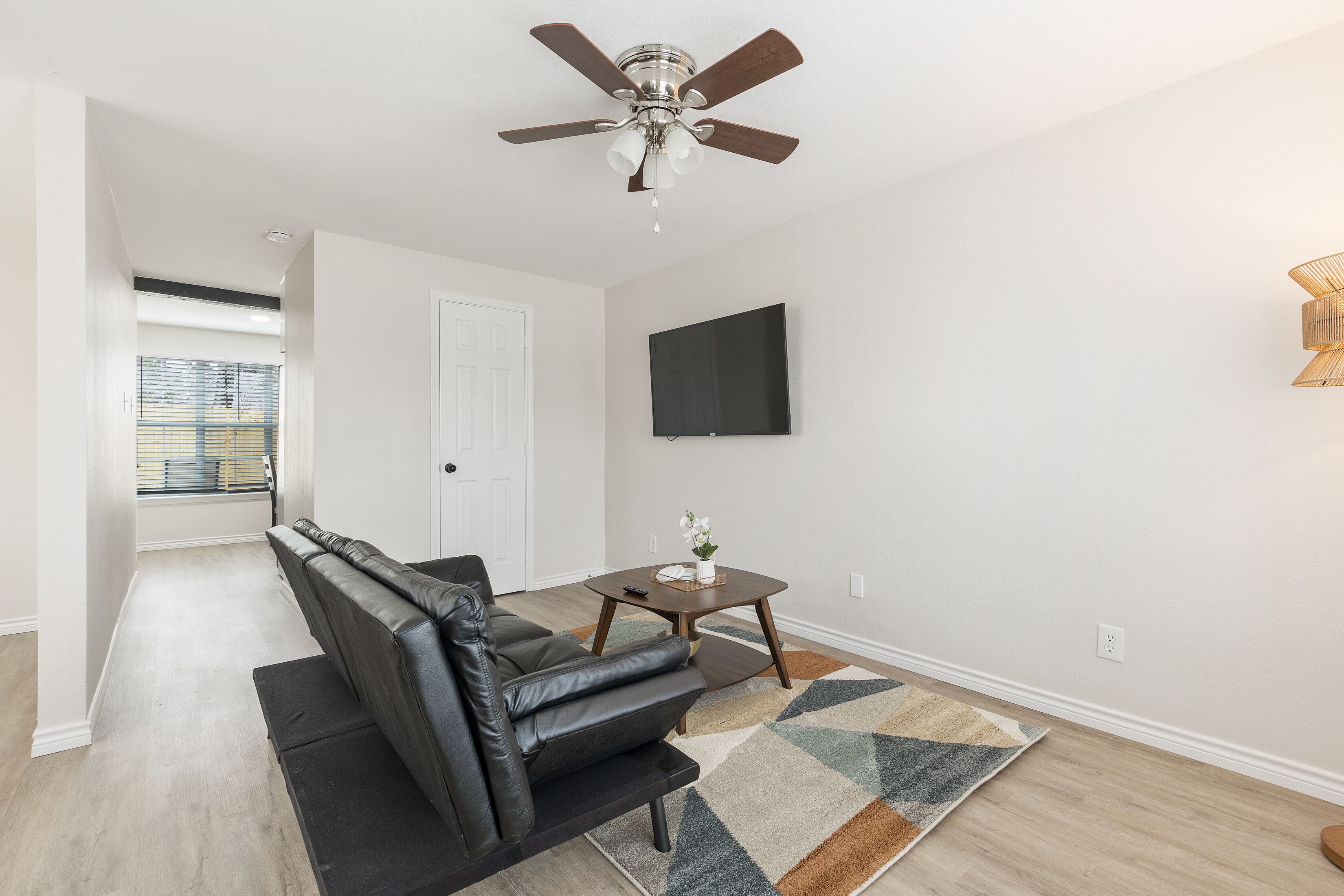 Adorable Guest Cottage - 5 Min. to Downtown!