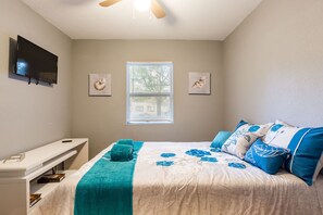 2 bedrooms, free WiFi - Cute Cozy Bungalow Down Town Jacuzzi (Tampa)