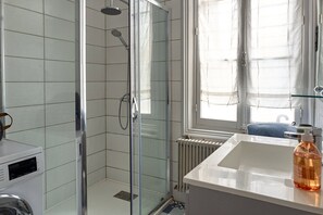 Shower, hair dryer, towels, soap - VILLA 17, authentic 70 m2 Treport house, 3-minute walk from the port (Le Tréport)