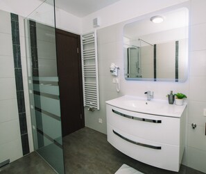 Apartment (Apartment Triglav view with balcony) | Bathroom | Shower, towels