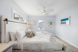 4 habitaciones, escritorio y tabla de planchar con plancha