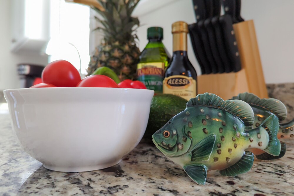 BLUEGILL COTTAGE l Swim, Kayak, S'mores! l Spring Lake, Mi. Vacation Rental