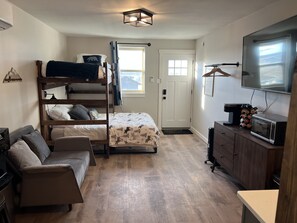 1 bedroom, iron/ironing board, free WiFi, bed sheets - The Bunkhouse Farm Stay near Madison River! (Three Forks)