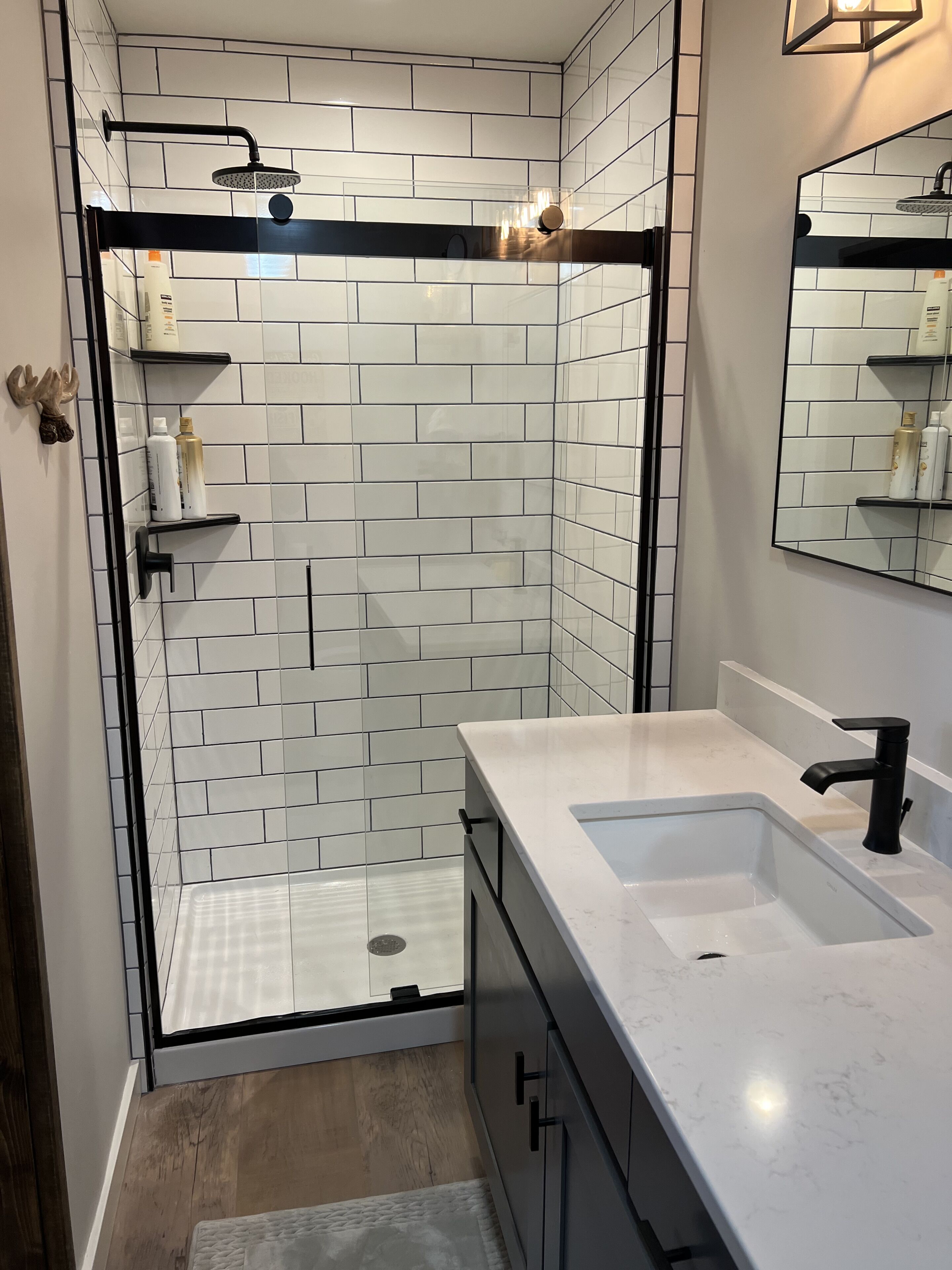 Regadera, secadora de cabello, toallas, jabón 