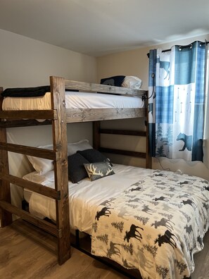 1 bedroom, iron/ironing board, free WiFi, bed sheets - The Bunkhouse Farm Stay near Madison River! (Three Forks)