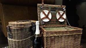 A wicker picnic basket with a bottle of wine and a smaller basket. - Inviting 2-bed Apartment in Matlock Sleeps 6 (Matlock)