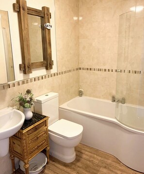 Apartment, Multiple Beds | Bathroom | Combined shower/bathtub, deep-soaking bathtub, free toiletries, towels