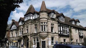 A historic building with a corner entrance, large windows, and a prominent tower. - Inviting 2-bed Apartment in Matlock Sleeps 6 (Matlock)
