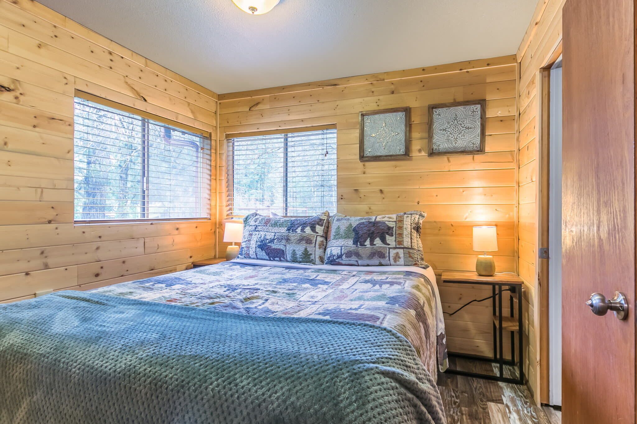 Cozy rustic cabin with hot tub & AC! Pet Friendly!