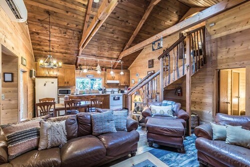 Perch - Chester Cbin: Cozy rustic cabin with AC! Pet Friendly