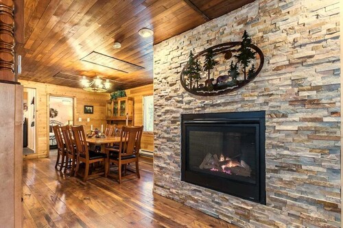 Perch - The Yellow Cabin: Hot tub, game room, stone firepit, pet friendly