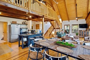 Interior - Beautiful Mountain Views - Sleeps 15, 5BR/6BA Hot Tub No Pets on 3 acres (Sevierville)