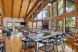 Dining - Beautiful Mountain Views - Sleeps 15, 5BR/6BA Hot Tub No Pets on 3 acres (Sevierville)
