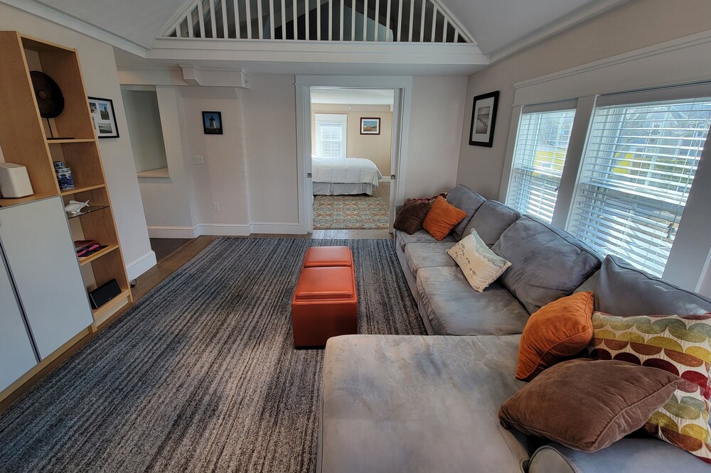 Lovely Condo In The Heart Of Ptown
