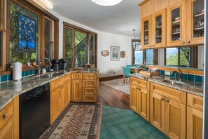 冰箱、微  波炉、烤箱、炉灶