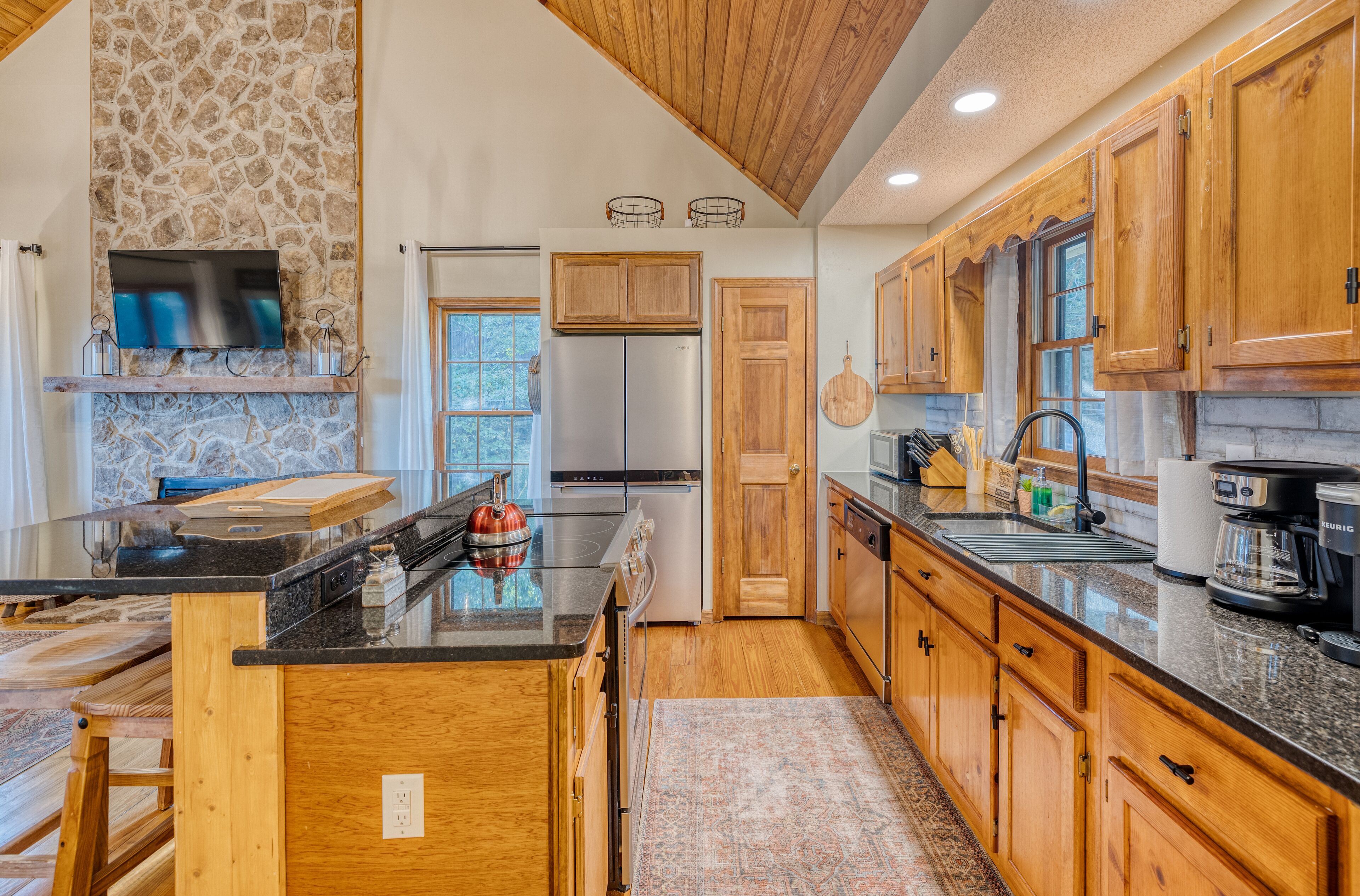 3 Master Suites, Hot tub, dog friendly, Long Rang Mountain Views