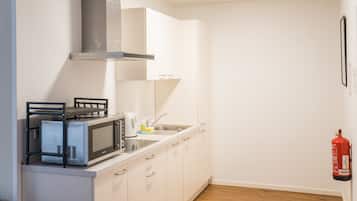 Een koelkast, een magnetron, een kookplaat, een vaatwasser