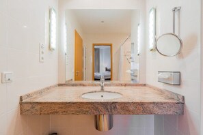 Kylpyamme, hiustenkuivaaja, pyyhkeet, sampoo