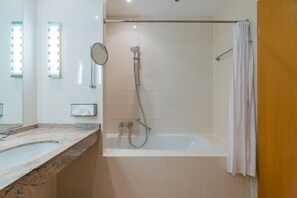 Bathtub, hair dryer, towels, shampoo - Deluxe Studio in Berlin Mitte (Berlin)