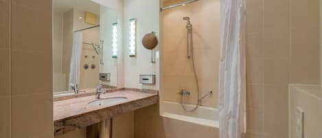 Badewanne, Haartrockner, Handtücher
