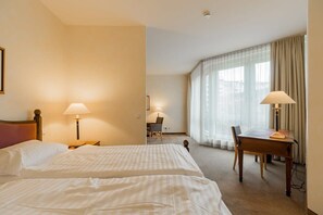 1 Schlafzimmer, Schreibtisch, Bügeleisen/Bügelbrett