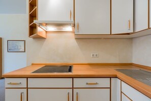 Jääkaappi, mikroaaltouuni, liesi, kahvin-/teenkeitin