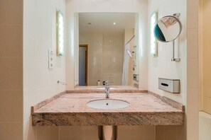 Badewanne, Haartrockner, Handtücher, Shampoo