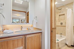 Combined shower/tub, hair dryer, towels - Fort Marcy 24 | Walk to Plaza | Kiva Fireplace | Full Kitchen | Hot Tub | Pool | 2 Levels (Santa Fe)