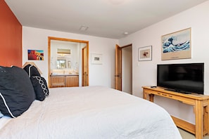 2 bedrooms, desk, iron/ironing board, free WiFi - Fort Marcy 24 | Walk to Plaza | Kiva Fireplace | Full Kitchen | Hot Tub | Pool | 2 Levels (Santa Fe)
