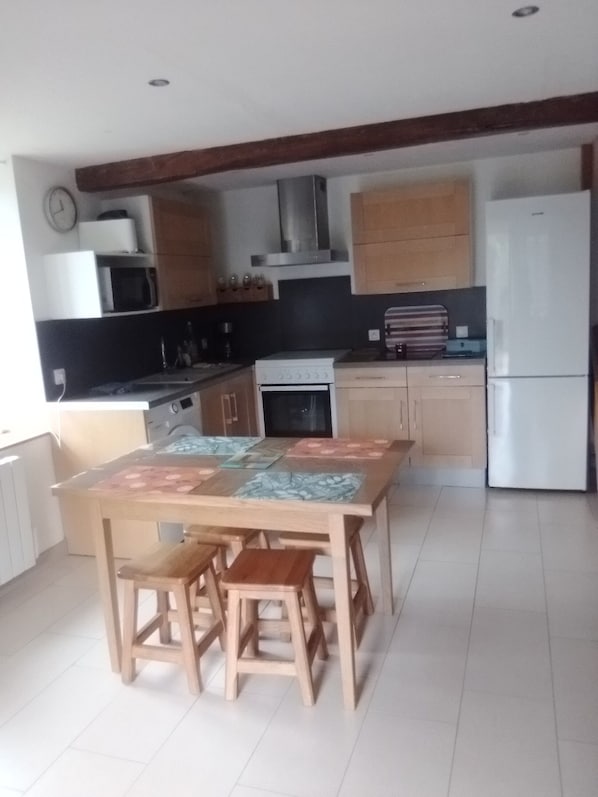 Fridge, microwave, oven, stovetop - Gîte les petites fourches, Burgundy, Morvan Park. Rated 3 stars. (ST BRISSON)