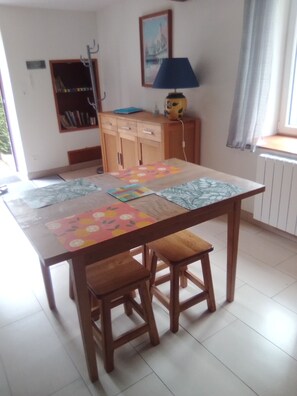 Dining - Gîte les petites fourches, Burgundy, Morvan Park. Rated 3 stars. (ST BRISSON)