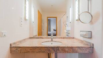 Bathtub, hair dryer, towels, shampoo