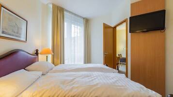 1 bedroom, desk, iron/ironing board, free internet