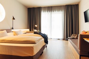 Habitación doble estándar | Ropa de cama de alta calidad y caja de seguridad en la habitación 