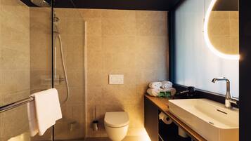 Secador de pelo, toallas, jabón y champú