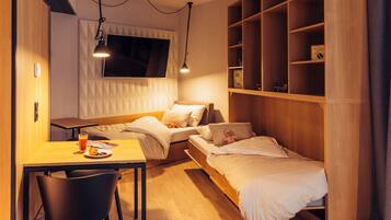 Family Room | Ropa de cama de alta calidad, caja fuerte, escritorio y cortinas opacas