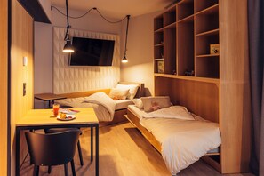 Family Room | Sengetøy av topp kvalitet, safe på rommet og skrivebord