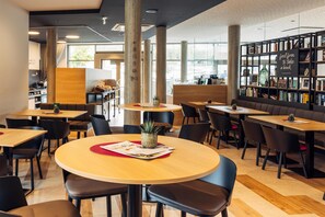 Daily buffet breakfast (EUR 16 per person) - harry's home Telfs hotel & apartments (Telfs)