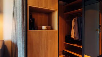 Studio | Premium bedding, in-room safe, desk, blackout drapes