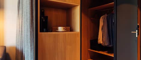 Un armario de madera con estantes, espacio para colgar ropa y un zapatero.