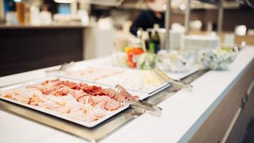 Se ofrece un desayuno bufé (18 EUR por persona)