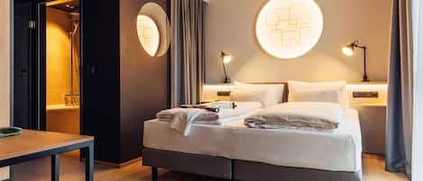 Peralatan tempat tidur premium, peti besi dalam bilik, meja